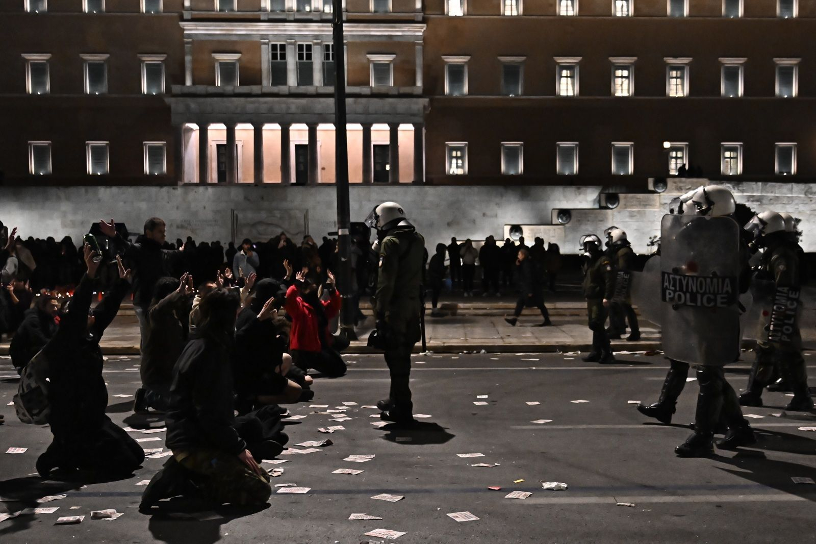 Καθιστική διαμαρτυρία στο Σύνταγμα μετά τη συγκέντρωση για το έγκλημα των Τεμπών