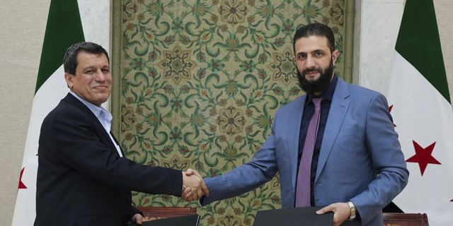 Αχμέντ αλ-Σαράα και Μαζλούμ Αμπντί δίνουν τα χέρια