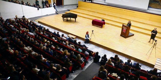 Κέλλυ Πορφυρίδου: Η μητέρα της φοιτήτριας που σκοτώθηκε στα Τέμπη παρέλαβε το πτυχίο της