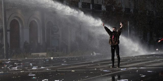 Η συγκινητική ανάρτηση Πλακιά για τη διαδηλώτρια που στάθηκε απέναντι στην ΕΛ.ΑΣ