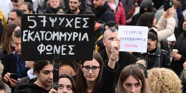 Απεργιακή συγκέντρωση στην πλατεία Συντάγματος στην Αθήνα για τη συμπλήρωση δύο χρόνων από το σιδηροδρομικό δυστύχημα των Τεμπών