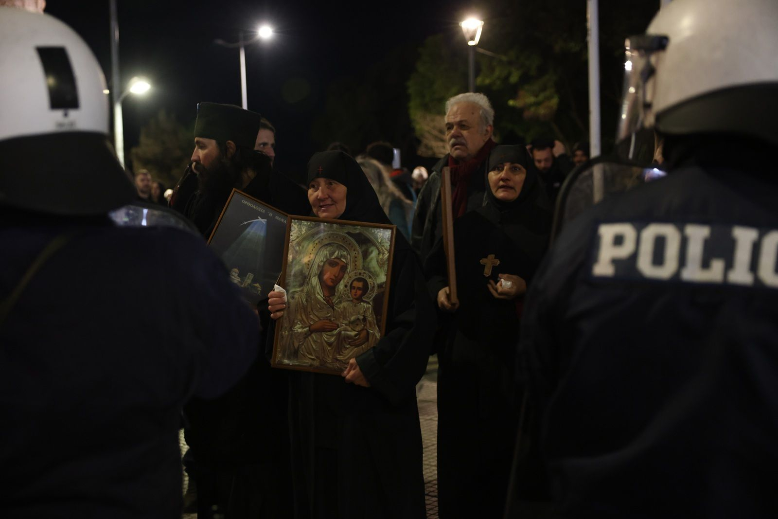 Συγκέντρωση διαμαρτυρίας έξω από το θέατρο "Αριστοτέλειον" στην Θεσσαλονίκη για την παράσταση "Κι εγώ υπάλληλος είμαι" του Χιστόφορου Ζαραλίκου,