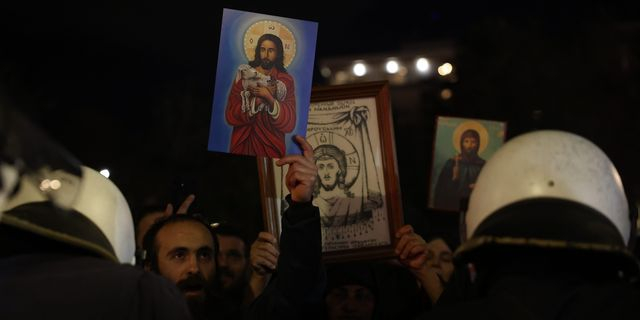 Συγκέντρωση διαμαρτυρίας έξω από το θέατρο "Αριστοτέλειον" στην Θεσσαλονίκη για την παράσταση "Κι εγώ υπάλληλος είμαι" του Χιστόφορου Ζαραλίκου