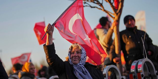 Συγκέντρωση πολιτών υπέρ του Ιμάμογλου έξω από το δημαρχείο Κωνσταντινούπολης