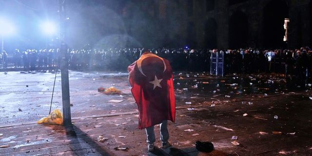 Τουρκία: Ελεύθερος ο δικηγόρος του Ιμάμογλου – Του απαγορεύτηκε η έξοδος από τη χώρα