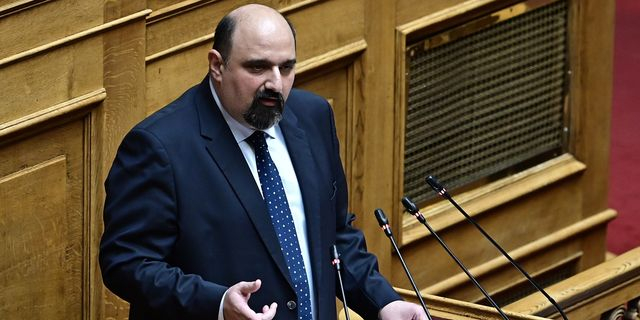 Συζήτηση και ψηφοφορία στην Ολομέλεια της Βουλής για την σύσταση Προανακριτικής Επιτροπής, η οποία θα κληθεί να διερευνήσει τις τυχόν ποινικές ευθύνες του πρώην υφυπουργού παρά τω πρωθυπουργώ, Χρήστου Τριαντόπουλου, για το μπάζωμα στο πεδίο της σύγκρουσης των αμαξοστοιχιών στα Τέμπη, Τρίτη 4 Μαρτίου 2025.