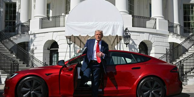 Ο Τραμπ μετέτρεψε προσωρινά τον Λευκό Οίκο σε… αντιπροσωπεία της Tesla
