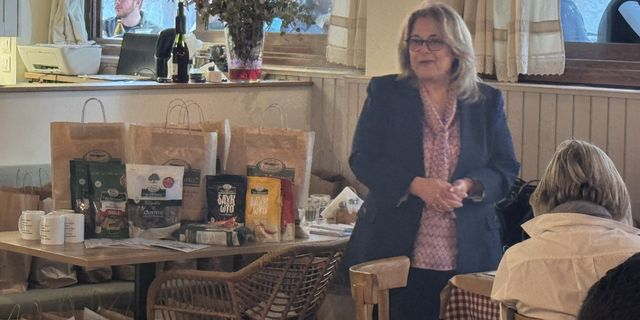 “Μάννα Τσατσαρωνάκης”:  Το παξιμάδι, το “σνάκ” και και το “φλερτ” με τους 30ρηδες