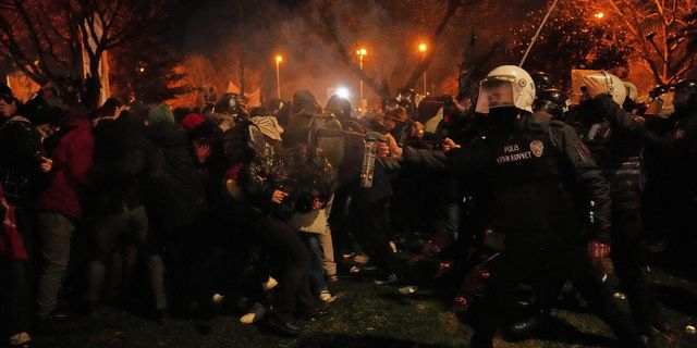 Τουρκία: Χιλιάδες στους δρόμους για τον Ιμάμογλου, πλαστικές σφαίρες και δακρυγόνα από την αστυνομία – LIVE ΕΙΚΟΝΑ