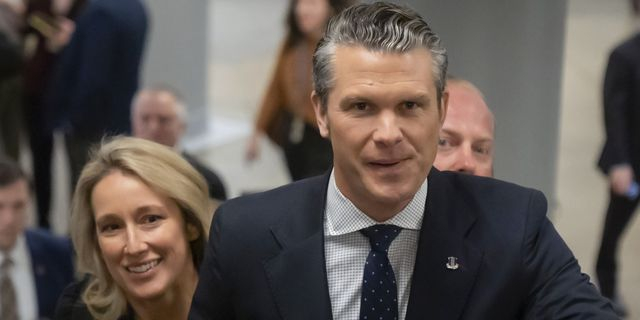 ΗΠΑ: Ο υπουργός Άμυνας πήγε με τη σύζυγό του σε άκρως απόρρητες συναντήσεις