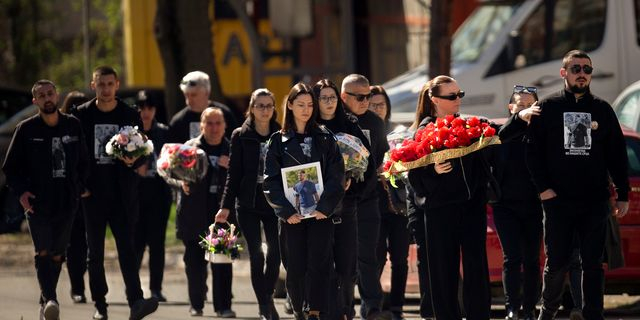 Πένθος στο Κότσανι, συγγενείς των θυμάτων μεταβαίνουν στην κηδεία των 59 θυμάτων της τραγωδίας