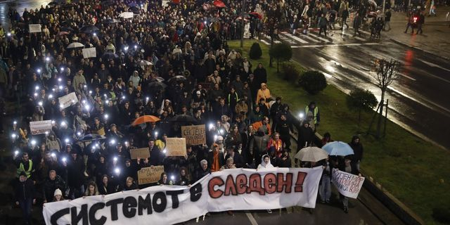 Βόρεια Μακεδονία: Νέα μεγαλειώδης πορεία για τους 59 νεκρούς στο Κότσανι – “Τα κέρδη σας, οι ζωές μας”