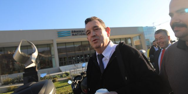 Κακλαμάνης: Μομφή και περικοπή μισθού στον βάνδαλο βουλευτή της “Νίκης”
