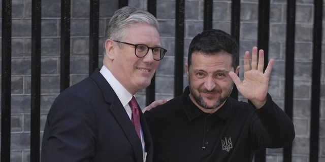 Στη Ντάουνινγκ Στριτ ο Ζελένσκι – Θερμή υποδοχή από τον Στάρμερ