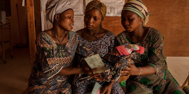 Η Hortense, μια 25χρονη μητέρα πέντε παιδιών, γέννησε ένα κοριτσάκι πριν από τρεις ημέρες, ενώ ήταν μόνη στο σπίτι. Κατά τη διάρκεια της αναμονής της για ιατρική εξέταση στο κέντρο υγείας Klouékanmè στο Benin, στις 16 Ιανουαρίου 2025, συνομιλεί με τη Melanie, μια 16χρονη έγκυο έξι μηνών.