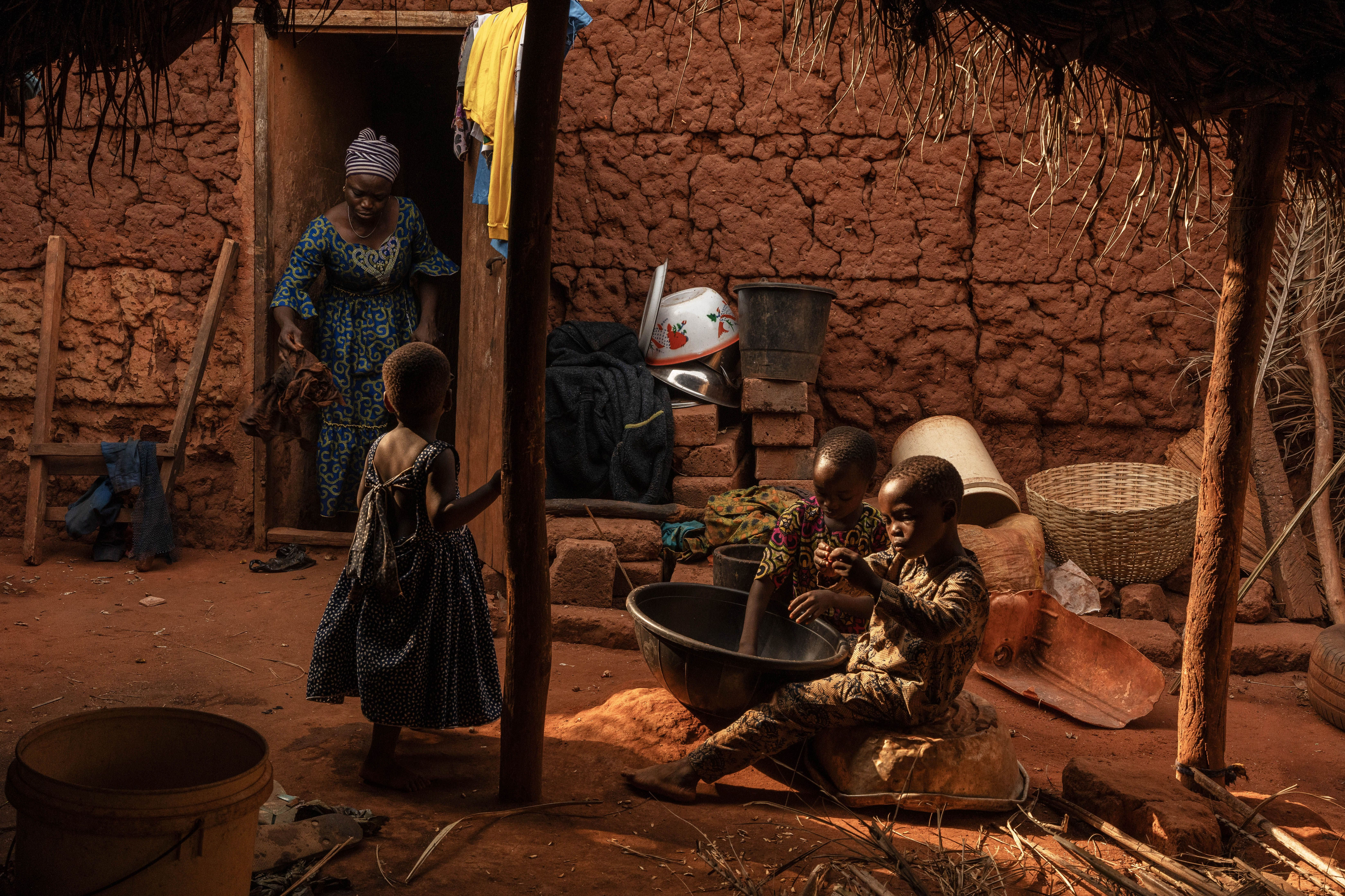 Η Lydie Victoire Edah, μητέρα έξι παιδιών, φεύγει από το σπίτι της για να επισκεφθεί πόρτα-πόρτα τις οικογένειες στην κοινότητά της στο Kpeve, Couffo, με σκοπό την ευαισθητοποίηση σχετικά με τις μαιευτικές υπηρεσίες.