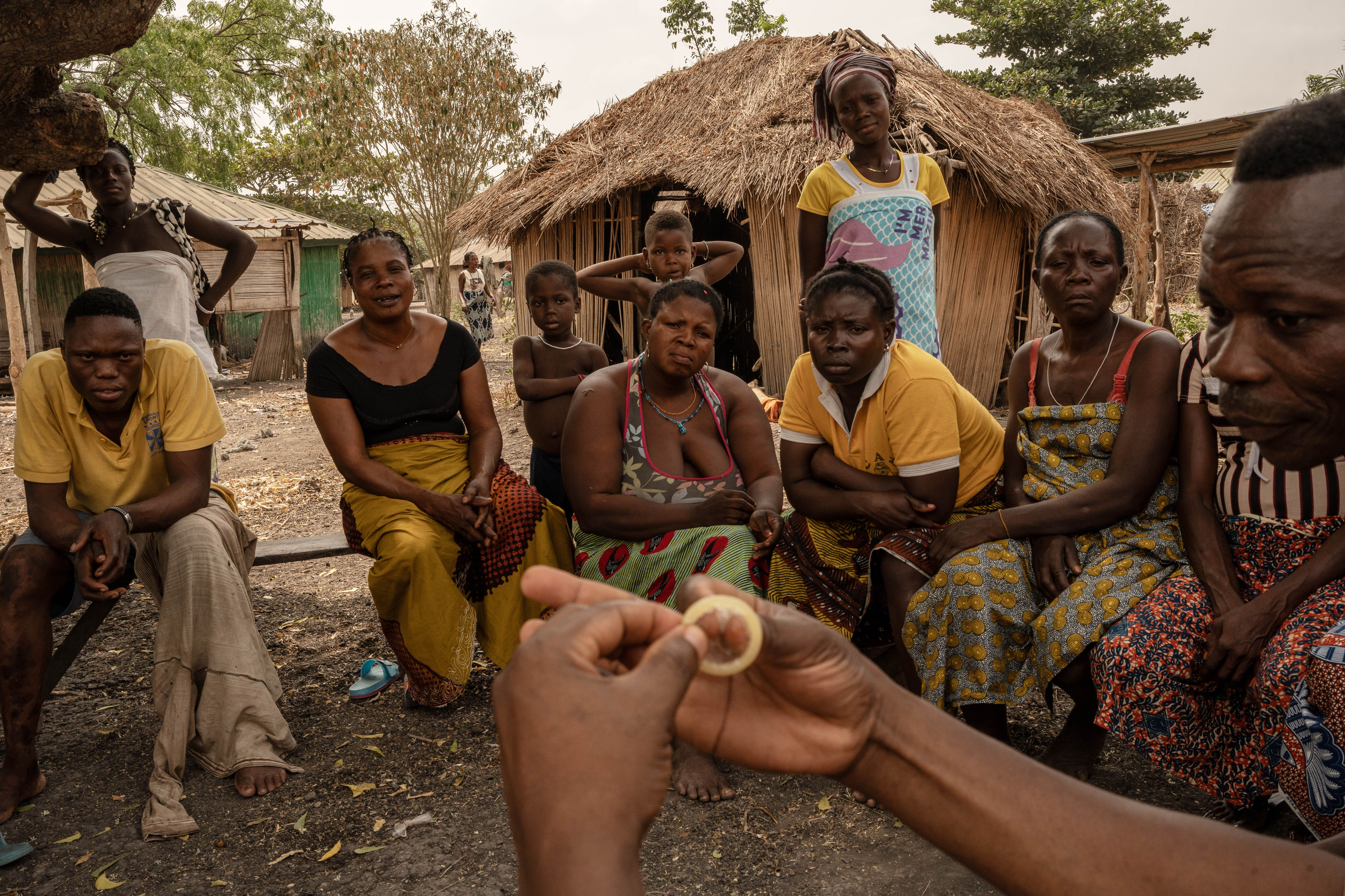 Ο Hippollite, 32 ετών, προαγωγός υγείας των Γιατρών Χωρίς Σύνορα εδώ και ενάμιση χρόνο, μαζί με τρεις γυναίκες ηγέτιδες του χωριού, διοργανώνουν εκδήλωση ευαισθητοποίησης για την αντισύλληψη στο Zoundotan, στην επαρχία Tohou, Couffo, Benin.
