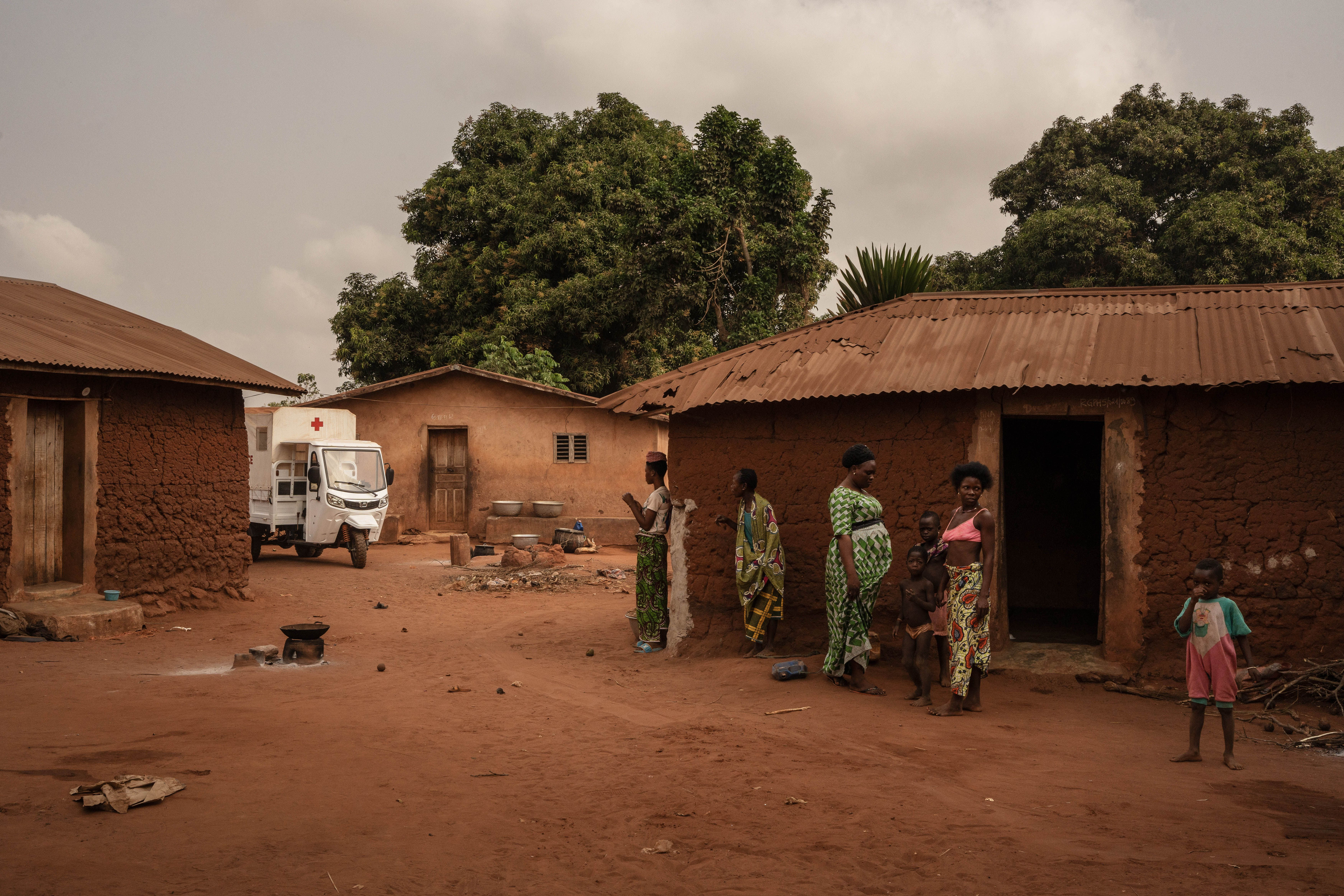 Η Lucienne (τρίτη από αριστερά), μια ηγέτιδα της κοινότητας που έχει εκπαιδευτεί από τους Γιατρούς Χωρίς Σύνορα, περιμένει την άφιξη του τρίκυκλου-ασθενοφόρου που παρέχεται από τους Γιατρούς Χωρίς Σύνορα, για να συνοδεύσει πέντε γυναίκες που χρειάζονται προγεννητική φροντίδα.