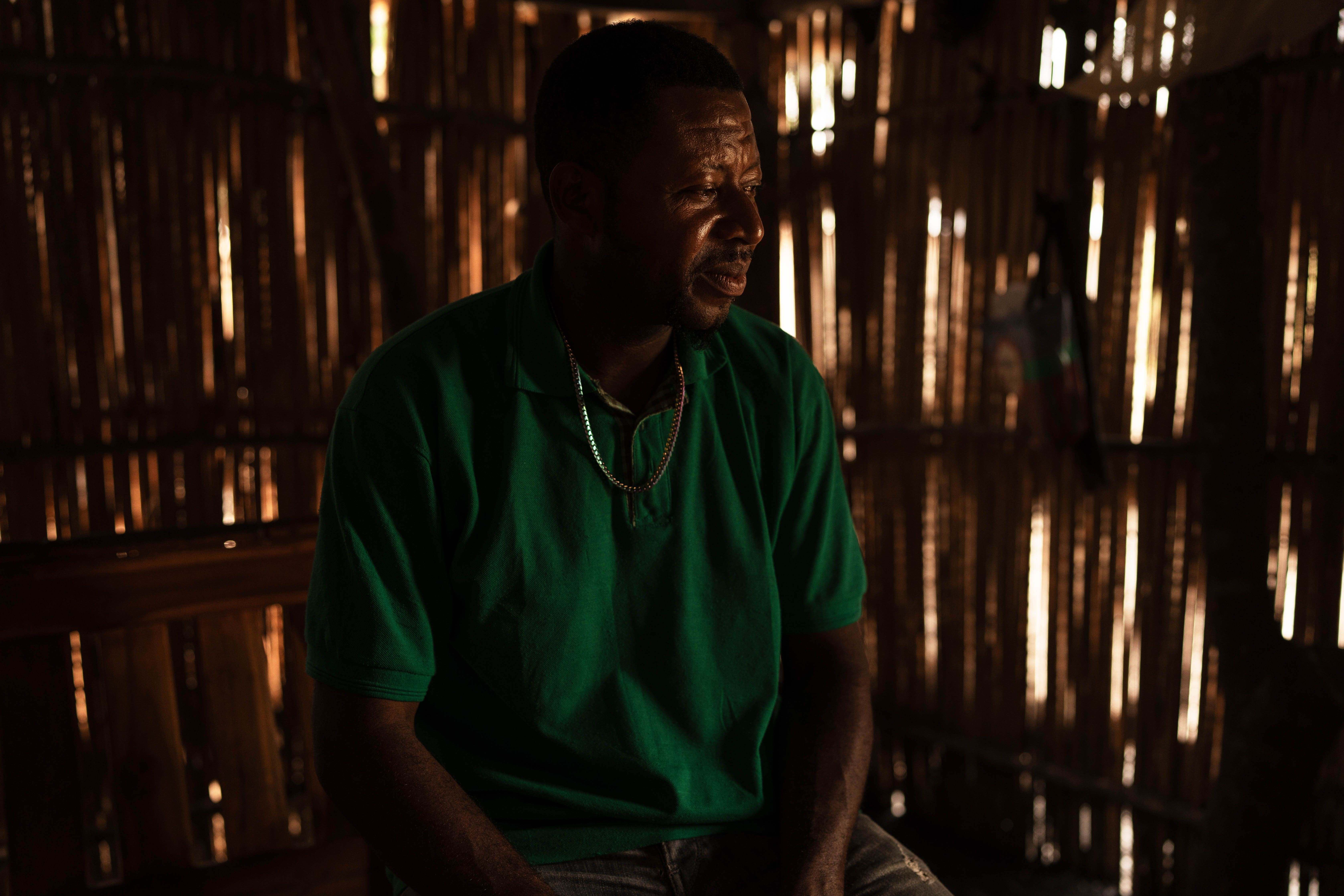 Ο Felix, πατέρας έξι παιδιών, παρακολουθεί μια ενημερωτική συνεδρία για την αντισύλληψη.