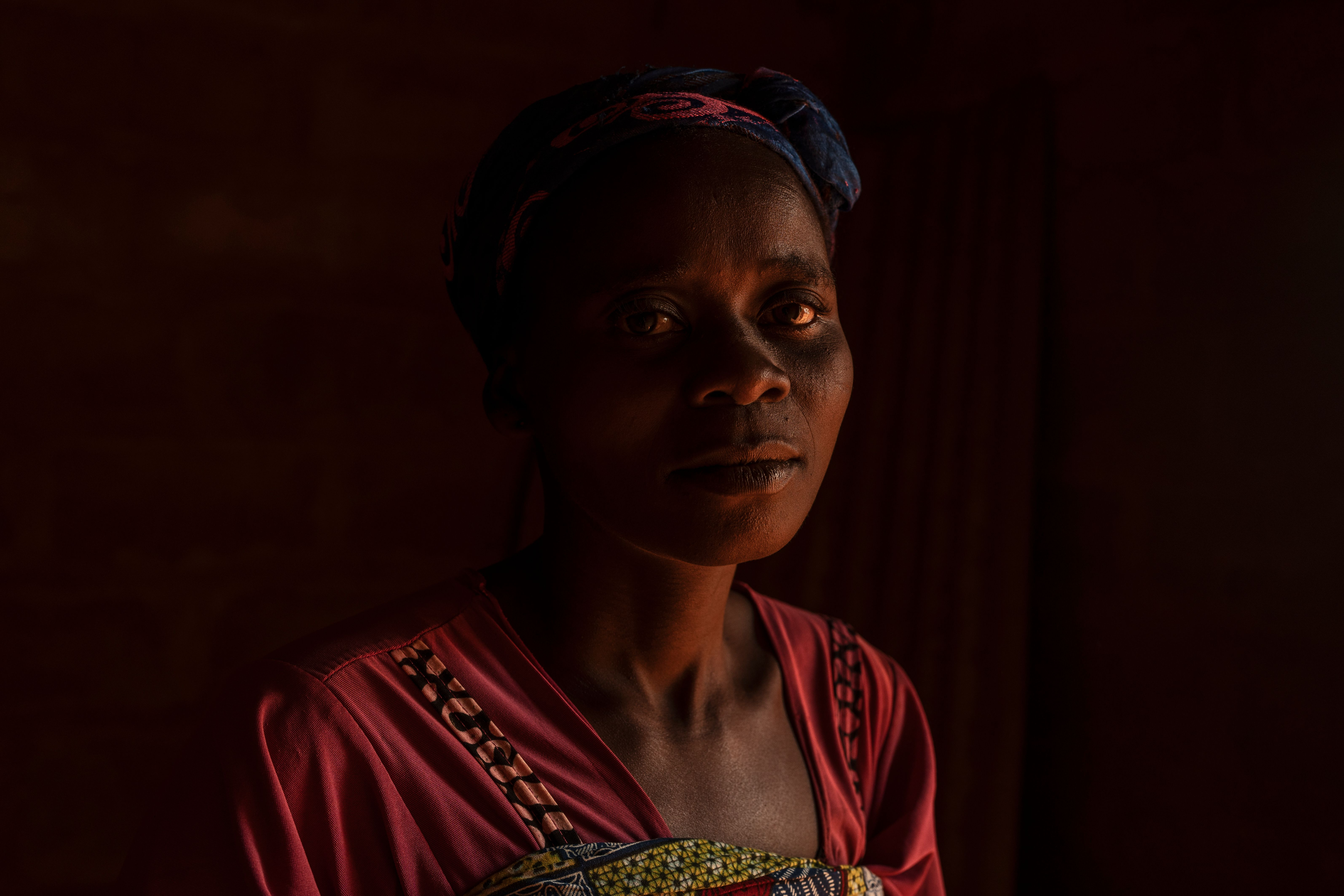 Η Léonie, μητέρα πέντε παιδιών, έφερε στον κόσμο το τελευταίο της μωρό σε κέντρο υγείας, αφού ενημερώθηκε για τα οφέλη της ιατρικής υποστήριξης.