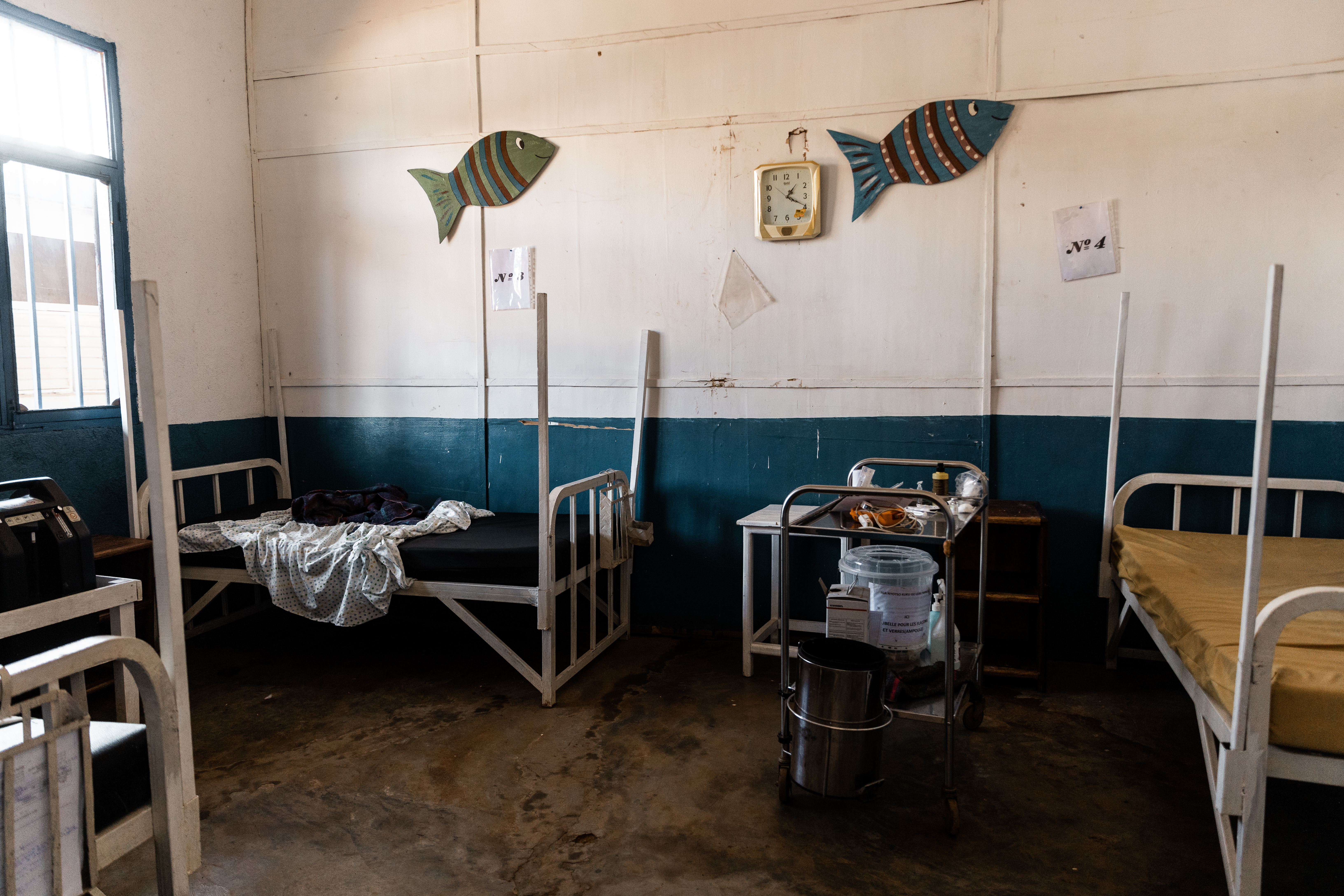 Εσωτερική όψη της μονάδας εντατικής θεραπείας που έχει αδειάσει μετά τη φυγή ασθενών και ιατρικού προσωπικού, μετά από ένοπλη επίθεση λίγα χιλιόμετρα μακριά από τον περιβάλλοντα χώρο του νοσοκομείου αναφοράς, στην επαρχία Ιτούρι της Λαϊκής Δημοκρατίας του Κονγκό.