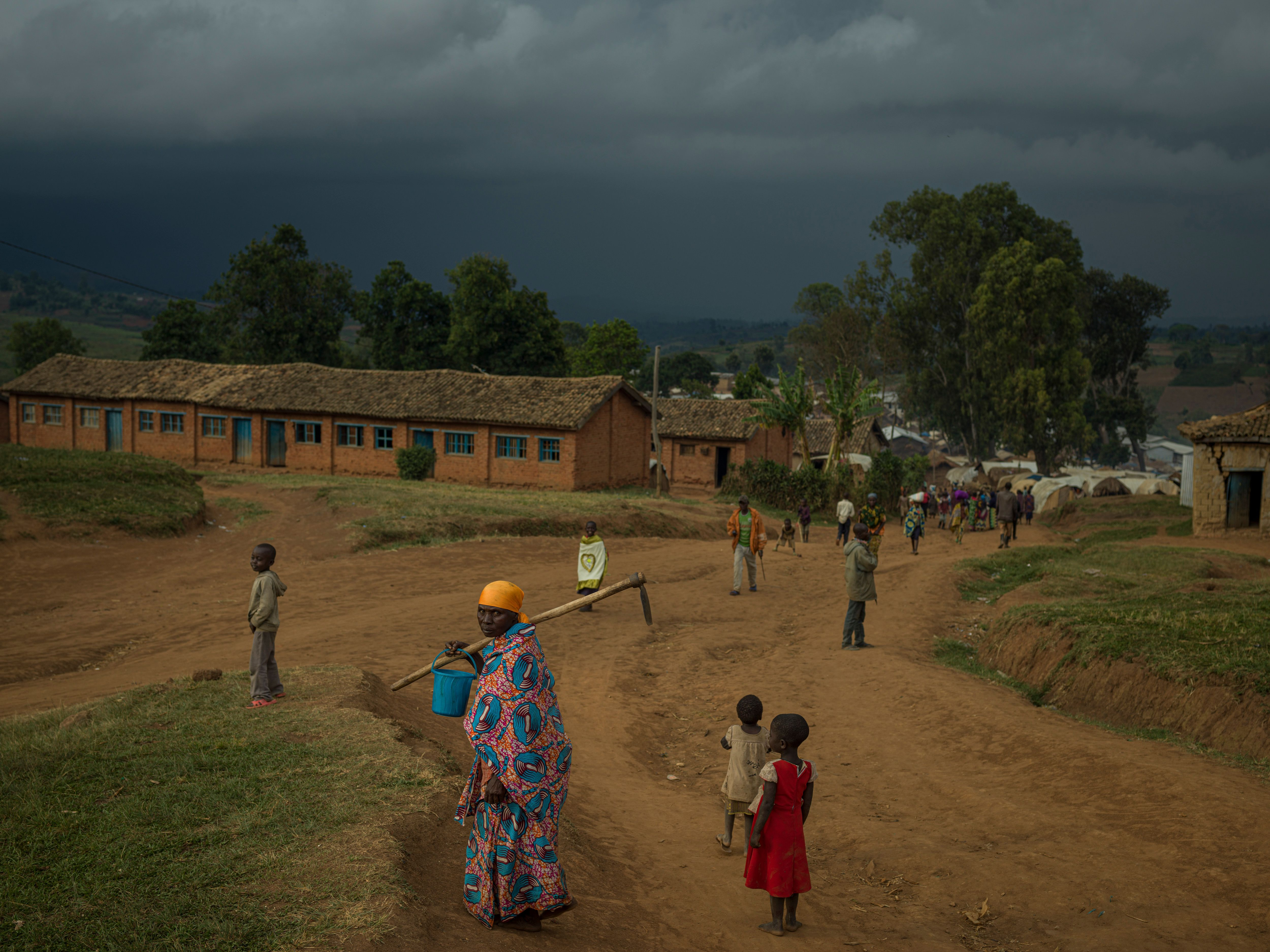 Ο καταυλισμός Rho στο Drodro, επαρχία Ituri, φιλοξενεί 20.000 εκτοπισμένους. Οι κάτοικοι του καταυλισμού έχουν περιορισμένη πρόσβαση σε τρόφιμα και πόσιμο νερό και λίγες ελπίδες για το μέλλον.
