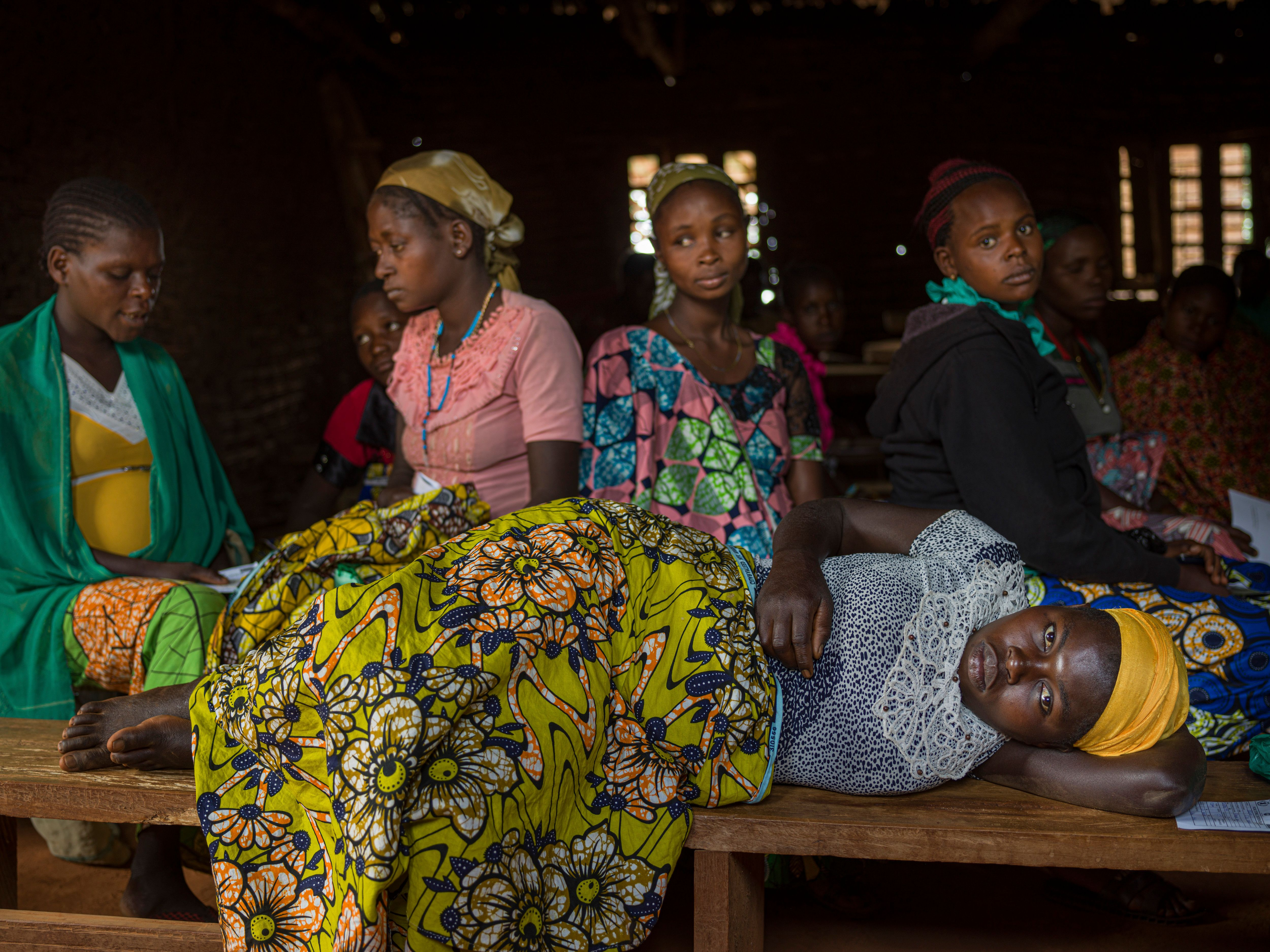 Γυναίκες περιμένουν τη σειρά τους για ιατρικές συνεδρίες στο νοσοκομείο Drodro.