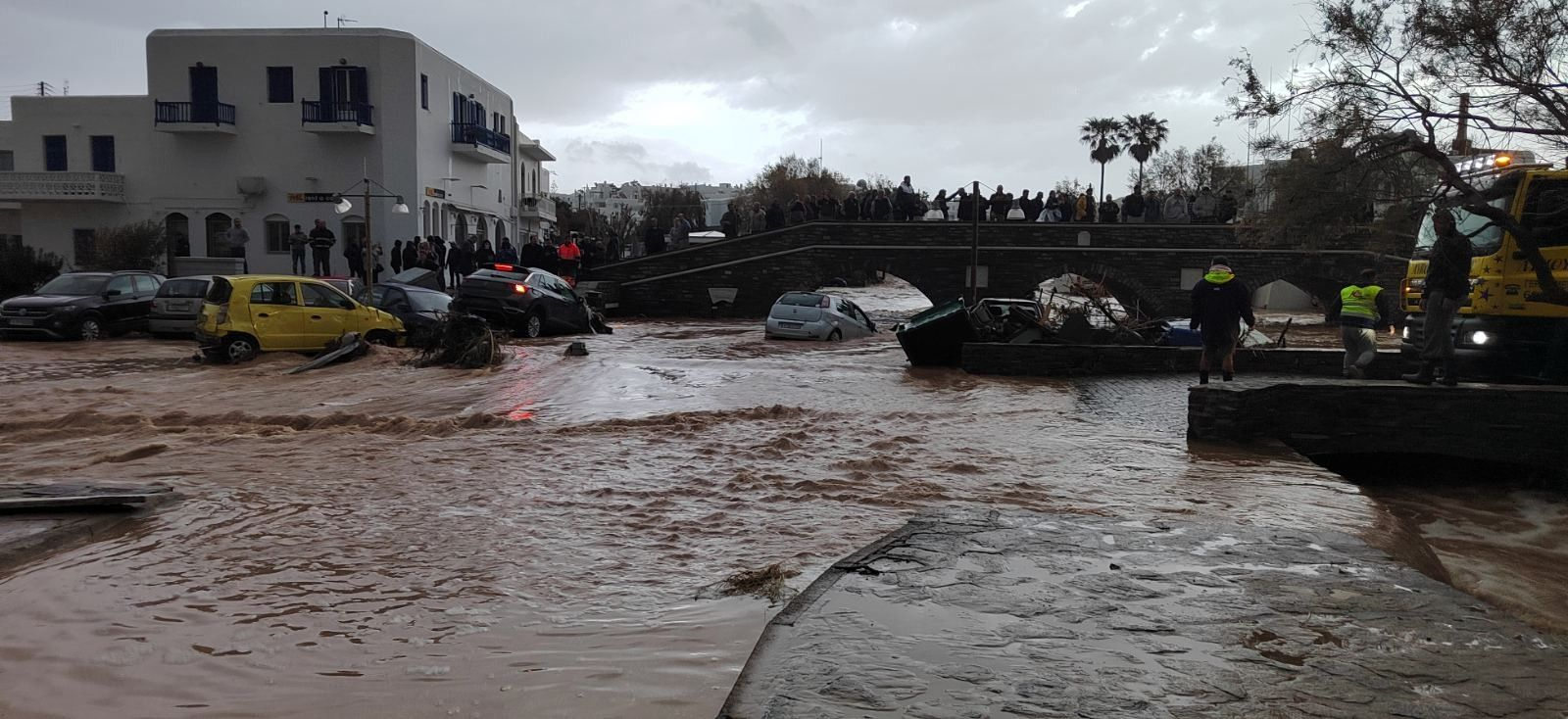 Ορμητικός χείμαρρος παρέσυρε αυτοκίνητα στην Πάρο