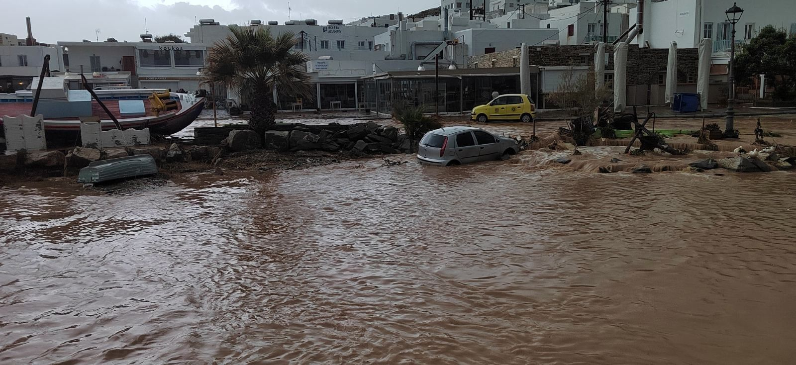Ορμητικός χείμαρρος παρέσυρε αυτοκίνητα στην Πάρο