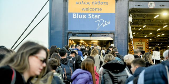 Εκδρομείς Πάσχα στο λιμάνι του Πειραιά (φωτογραφία αρχείου)