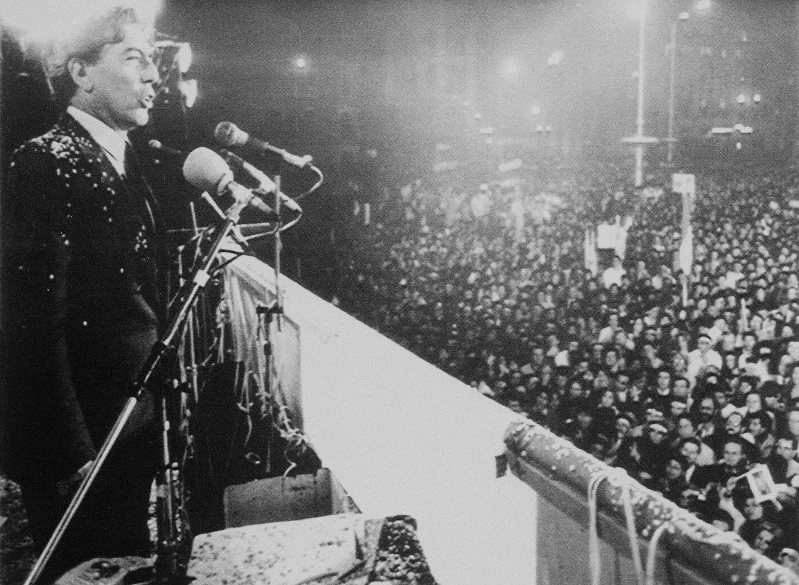Writer Mario Vargas Llosa speaks at a rally in Lima, Peru, Aug. 21, 1987, to a crowd of more than 50,000 people. The anti-bank nationalization demonstration was one of the largest political gatherings in Peru in recent history. (AP Photo/A. Balaguer)