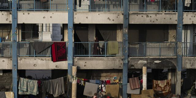 Εκτοπισμένοι Παλαιστίνιοι ζουν σε ένα σχολείο που λειτουργεί από την UNRWA, την υπηρεσία του ΟΗΕ που βοηθά τους Παλαιστίνιους πρόσφυγες