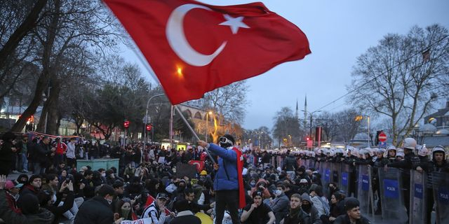 Τούρκοι φοιτητές σε διαμαρτυρία ενάντια στη σύλληψη του Εκρέμ Ιμάμογλου