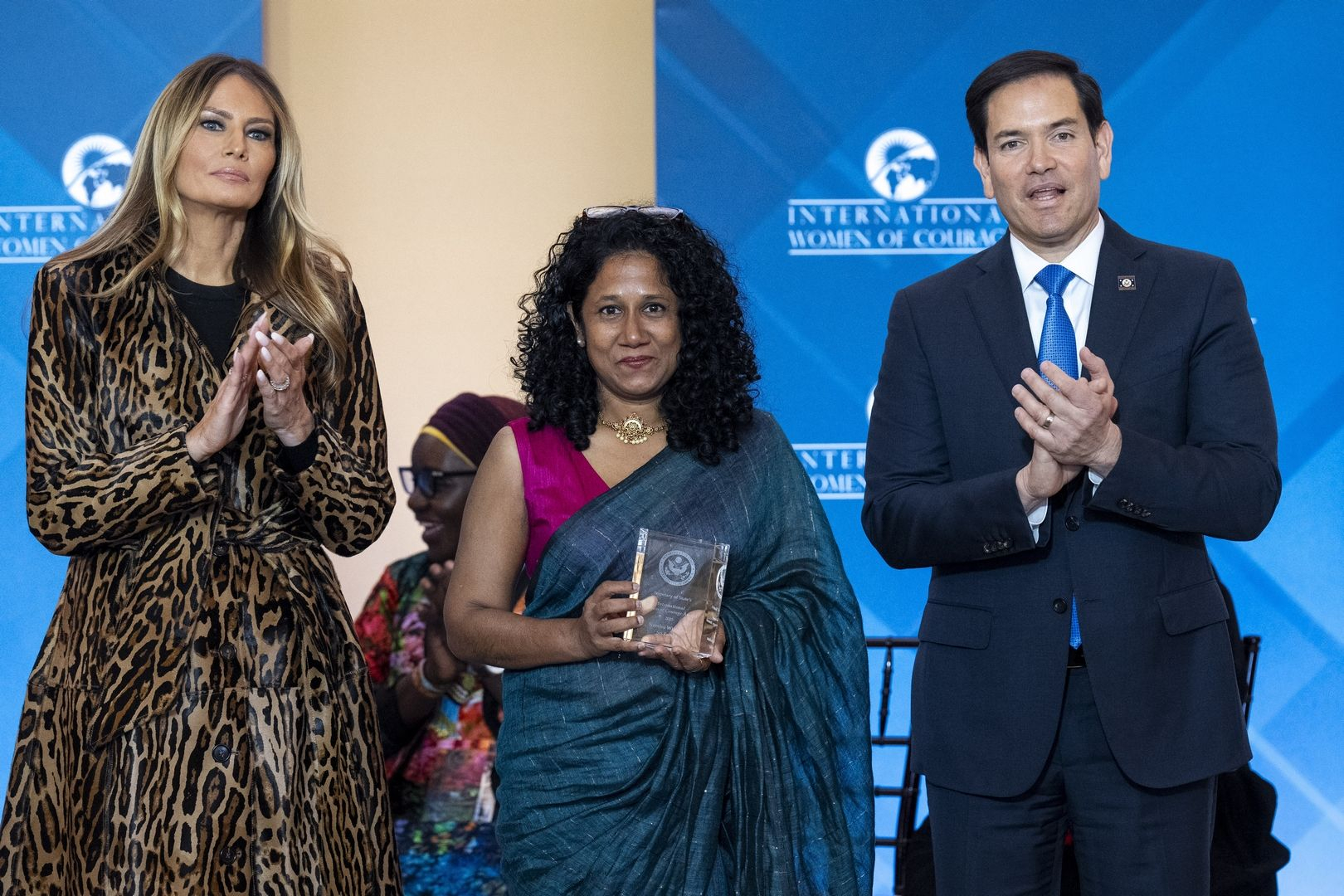 Η Μελάνια βράβευσε γυναίκες από το Μπαγκλαντές