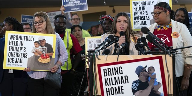 Η Jennifer Vasquez Sura, η σύζυγος του Kilmar Abrego Garcia κατά τη διάρκεια συνέντευξης Τύπου