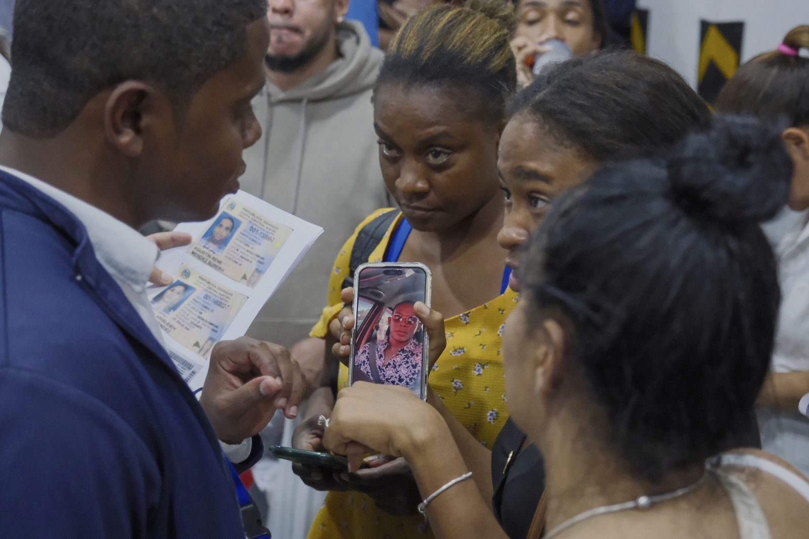 Συγγενείς θυμάτων αναζητούν τα αγαπημένα τους πρόσωπα μετά την κατάρρευση οροφής κλαμπ στο Σάντο Ντομίνγκο