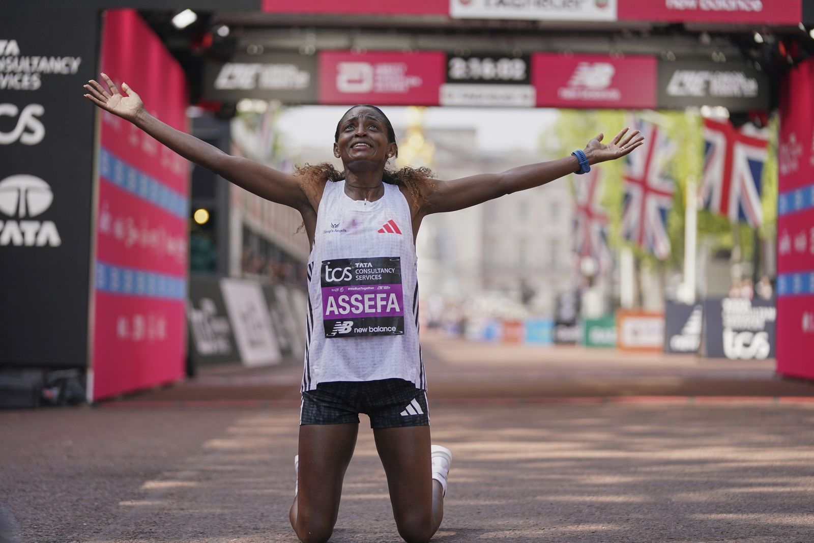 Η Tigst Assefa από την Αιθιοπία πανηγυρίζει μετά τη νίκη της στον Μαραθώνιο του Λονδίνου