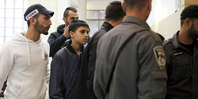 Ο Ahmed Manasra, ένας 13χρονος Παλαιστίνιος οδηγείται σε δικαστήριο στην Ιερουσαλήμ (φωτογραφία αρχείου)