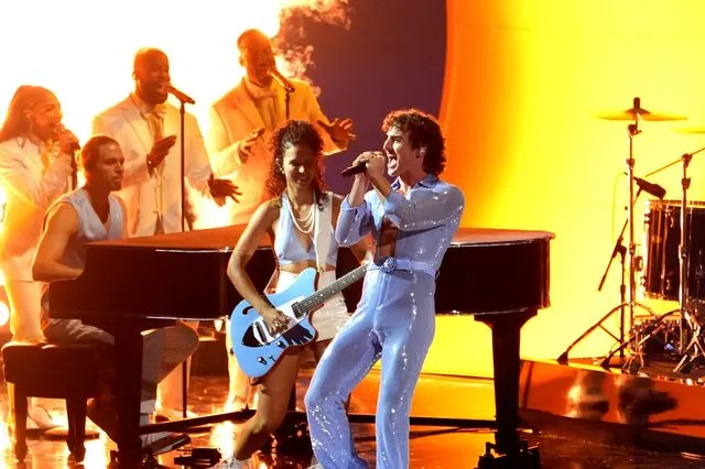 Freddie Mercury, σήκω να δεις τον Benson Boone. Και να μας πεις αν εγκρίνεις...