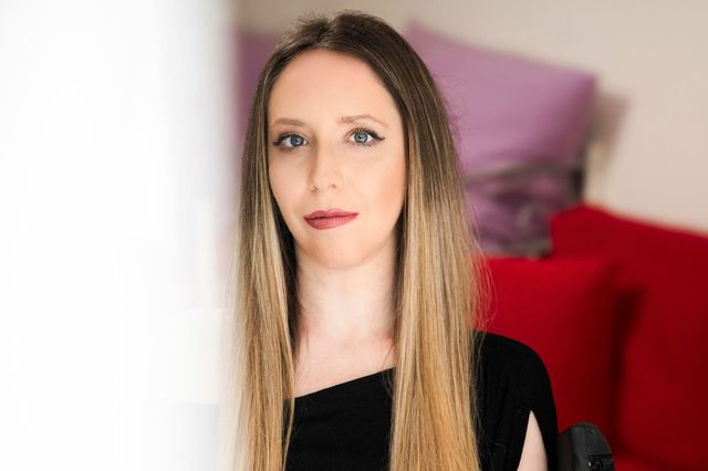 Maria Rolls: Νέα, ανάπηρη, σατιρίζει τον εαυτό της. Τρέχει τίποτα;