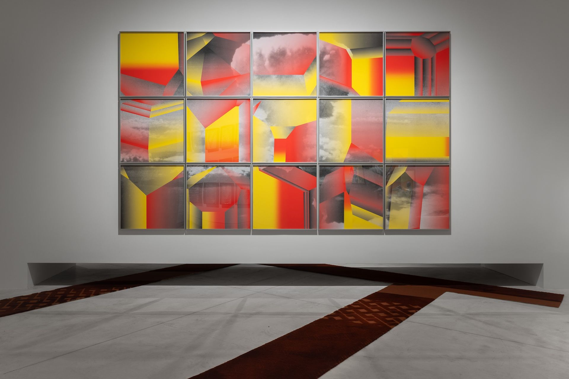 Άποψη εγκατάστασης από την ατομική έκθεση του Sammy Baloji: Echoes of Progress, Shadows of History / Απόηχοι της ιστορίας, σκιές της προόδου, 2025. Παραγωγή ΕΜΣΤ. Ευγενική παραχώρηση του καλλιτέχνη και της Imane Farès, Παρίσι. Φωτογραφία: Πάρις Ταβιτιάν.