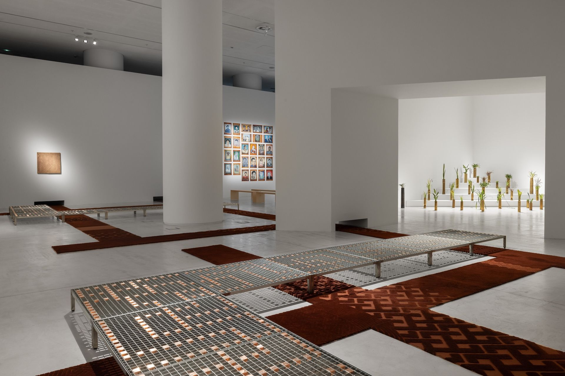 Άποψη εγκατάστασης από την ατομική έκθεση του Sammy Baloji: Echoes of Progress, Shadows of History / Απόηχοι της ιστορίας, σκιές της προόδου, 2025. Παραγωγή ΕΜΣΤ. Ευγενική παραχώρηση του καλλιτέχνη και της Imane Farès, Παρίσι. Φωτογραφία: Πάρις Ταβιτιάν.