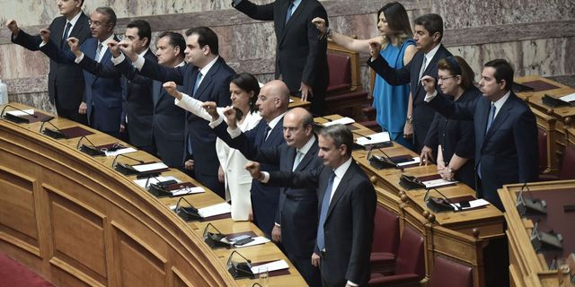 Οι “επιτελικοί” παραδόθηκαν στον λαϊκισμό