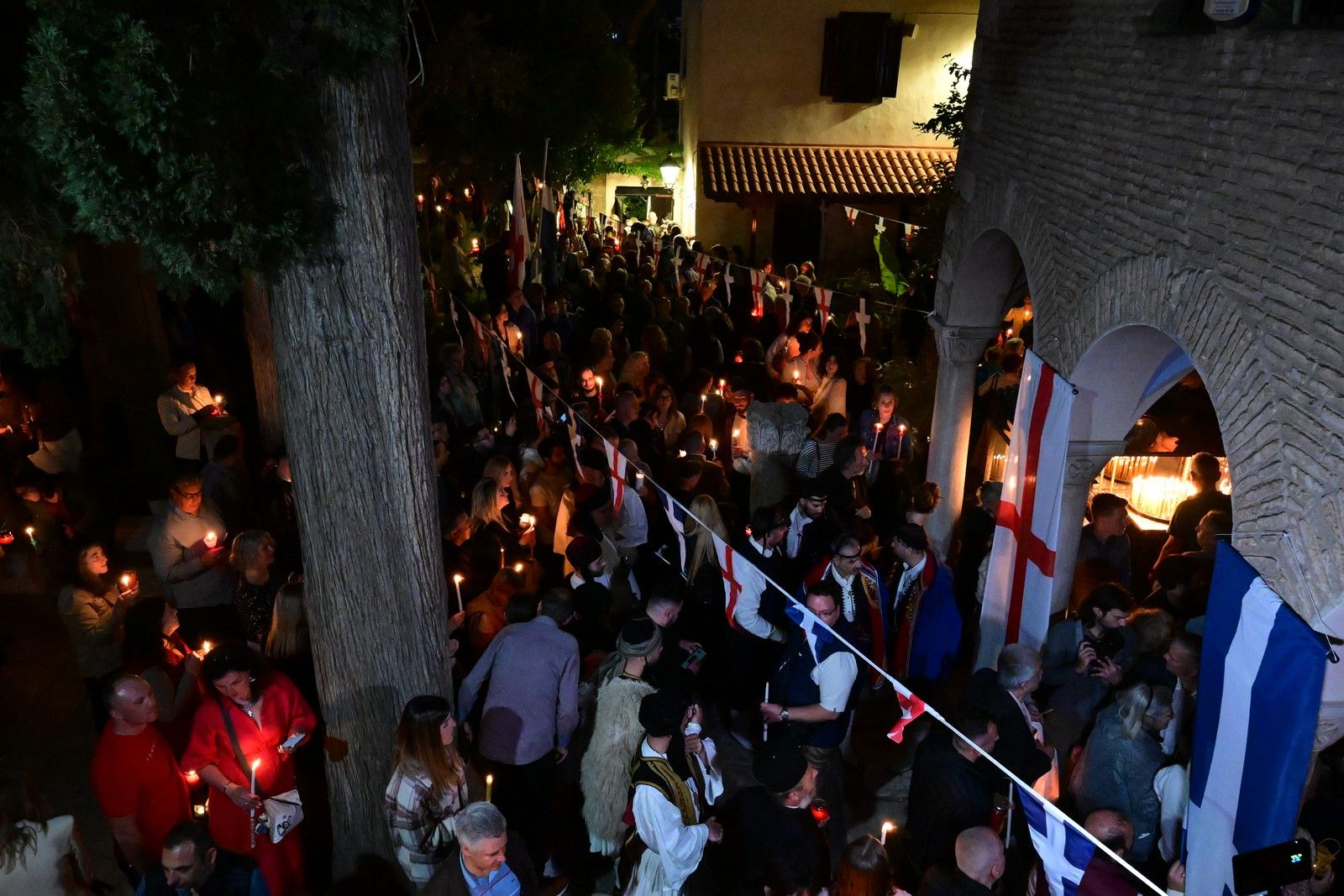 Άφιξη του Αγίου Φωτός στην Εξαρχία στον Ιερό Ναό των Αγίων Αναργύρων στην Πλάκα