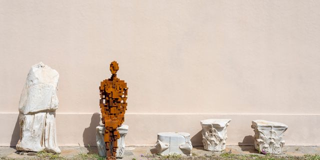 Antony Gormley, Rule II, 2019. Installation view, SIGHT, στον αρχαιολογικό χώρο της Δήλου, 2019.  Φωτογραφία © Oak Taylor Smith | Courtesy ΝΕΟΝ, Εφορεία Αρχαιοτήτων Κυκλάδων και o καλλιτέχνης.
