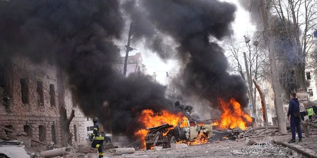 Εικόνες καταστροφής μετά την επίθεση της Ρωσίας στο κέντρου της πόλης Σούμι
