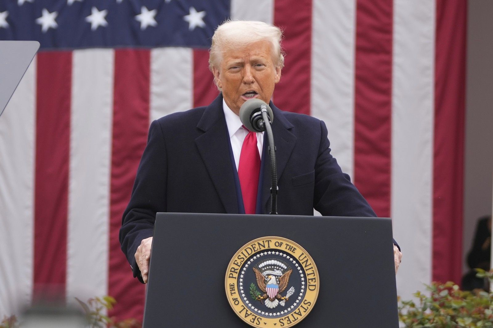 Ο Ντόναλντ Τραμπ ανακοινώνει δασμούς