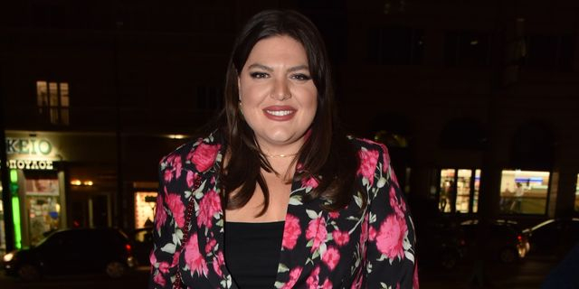 Η Δανάη Μπάρκα μένει σε δεντρόσπιτο και ποζάρει γυμνή στη μπανιέρα