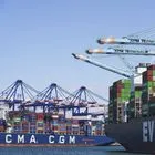 Πλοία φορτώνονται με εμπορευματοκιβώτια στο λιμάνι του Λος Άντζελες