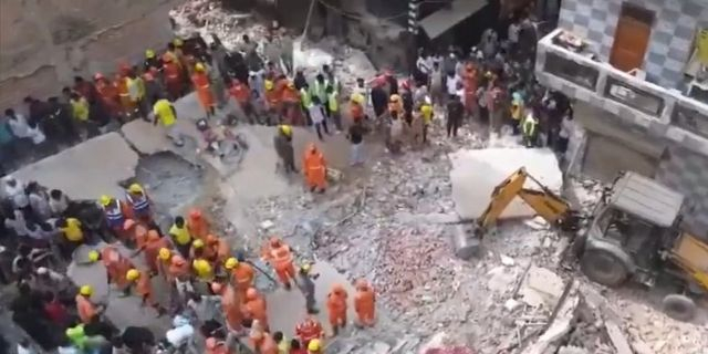 Κτίριο κατέρρευσε στο Νέο Δελχί